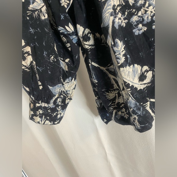 “We The Free “ Blue Floral Top Small relaxed fit - Picture 9 of 9